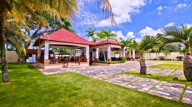 Zum Zweck des Reisens möchte ich Ihnen dieses gigantische Anwesen verkaufen, das sich ideal für ein Landhaus eignet, um ein angenehmes Leben zu führen, ohne die Stadt zu verlassen. | Immobilien in der Dominikanischen Republik