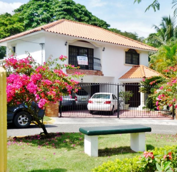 Maison avec de beaux espaces verts et piscine dans l’exclusif Arroyo Hondo. | Immobilier en République Dominicaine